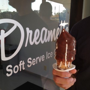 Photo taken at the Dreamette, a Jacksonville favorite for dipped cones. 